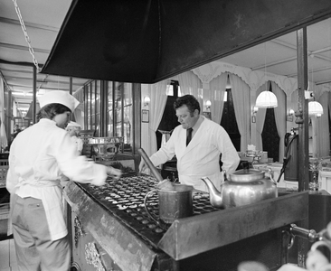 885003 Afbeelding van het bakken van de poffertjes in de poffertjeskraam van Victor Consael (Neude, tegenover nr. 32) ...